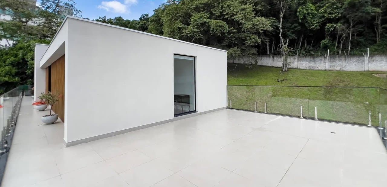 Casa de 4 quartos com 4 suítes e 408 m² em Bal. Camboriú