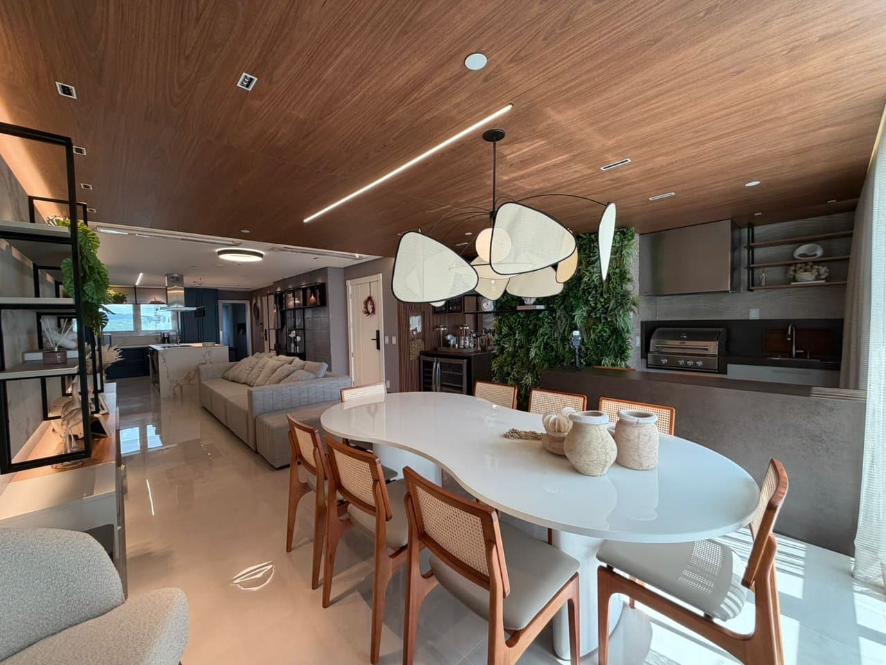 Apartamento de 4 quartos com 4 suítes e 196 m² em Bal. Camboriú
