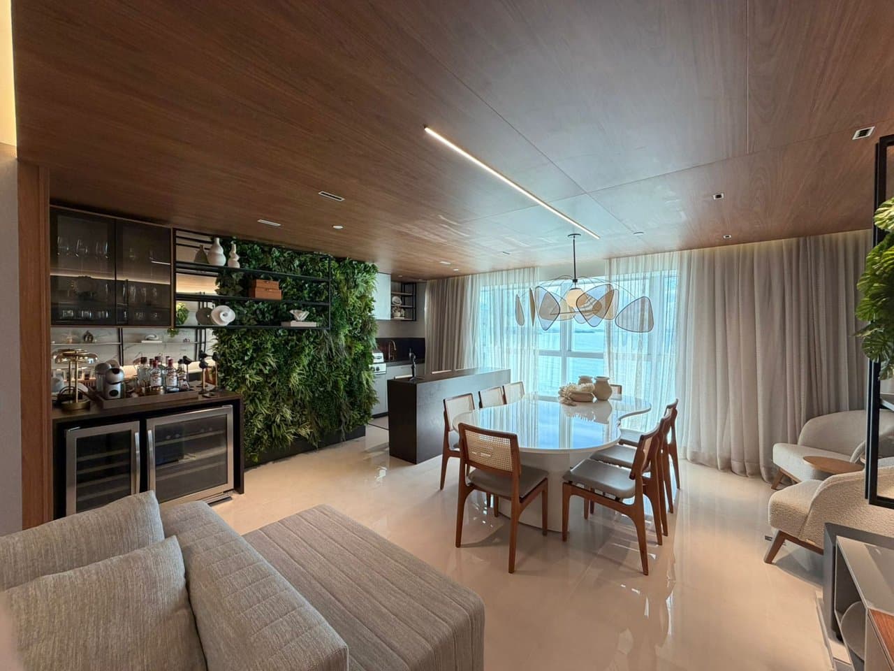 Apartamento de 4 quartos com 4 suítes e 196 m² em Bal. Camboriú