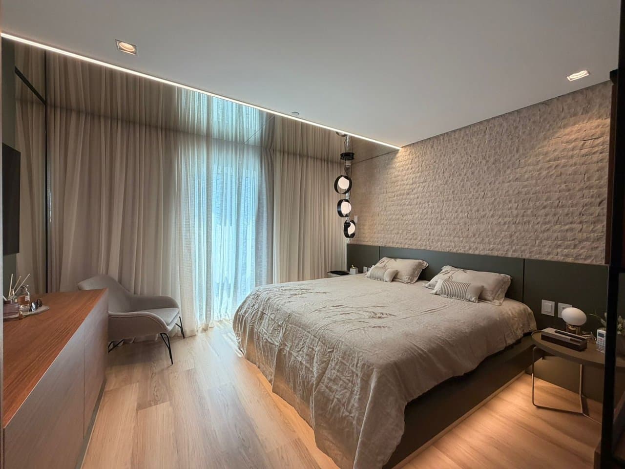 Apartamento de 4 quartos com 4 suítes e 196 m² em Bal. Camboriú