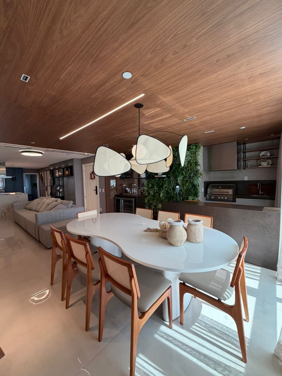 Apartamento de 4 quartos com 4 suítes e 196 m² em Bal. Camboriú