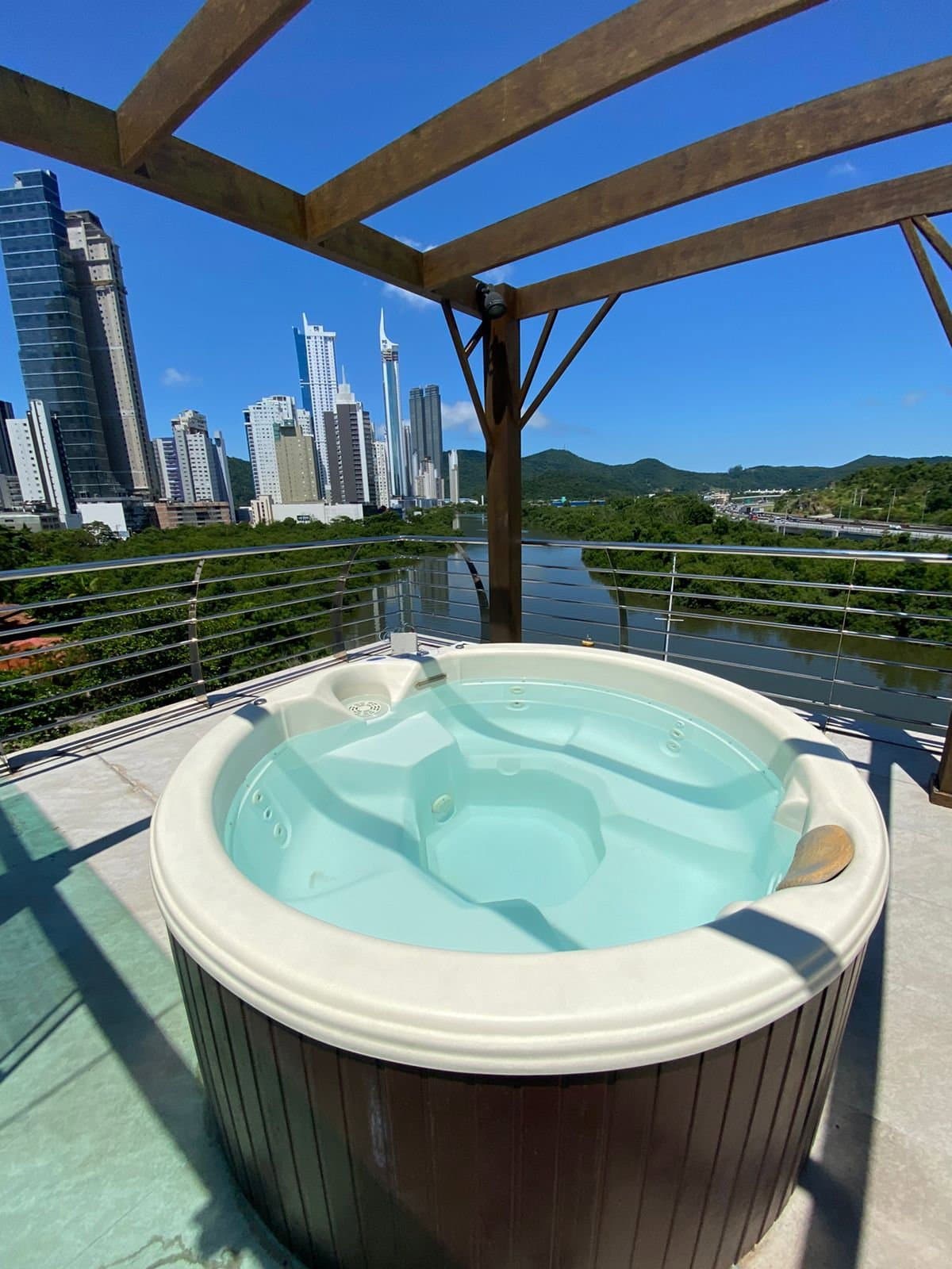 Apartamento de 4 quartos com 4 suítes e 184 m² em Bal. Camboriú
