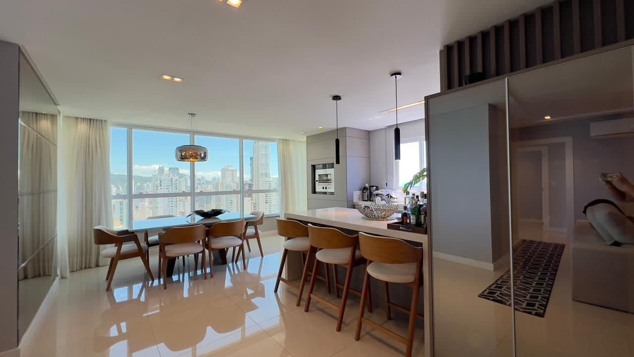 Apartamento de 3 quartos com 3 suítes e 125 m² em Bal. Camboriú