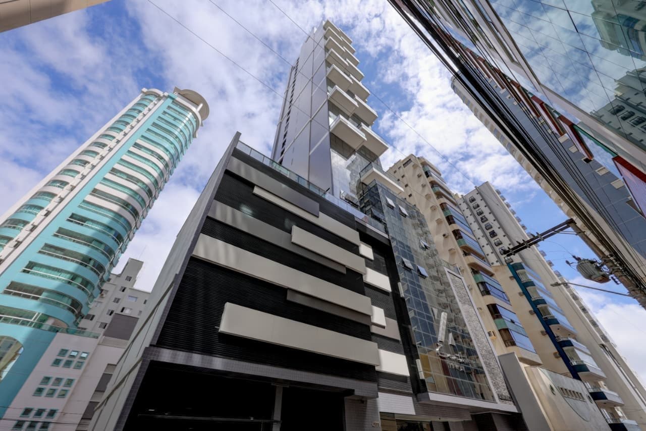 Apartamento de 4 quartos com 4 suítes e 181 m² em Bal. Camboriú
