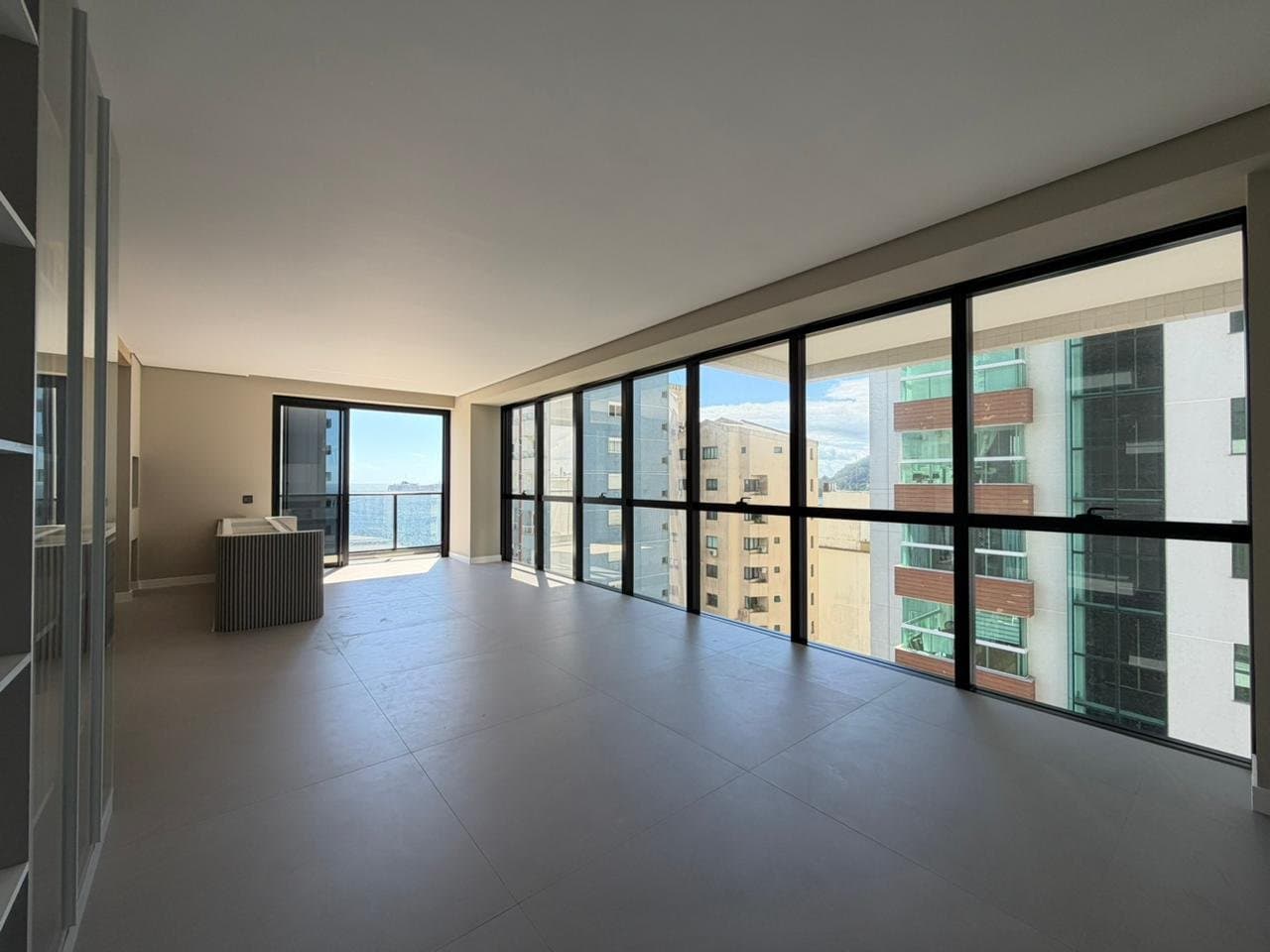 Apartamento de 4 quartos com 4 suítes e 181 m² em Bal. Camboriú
