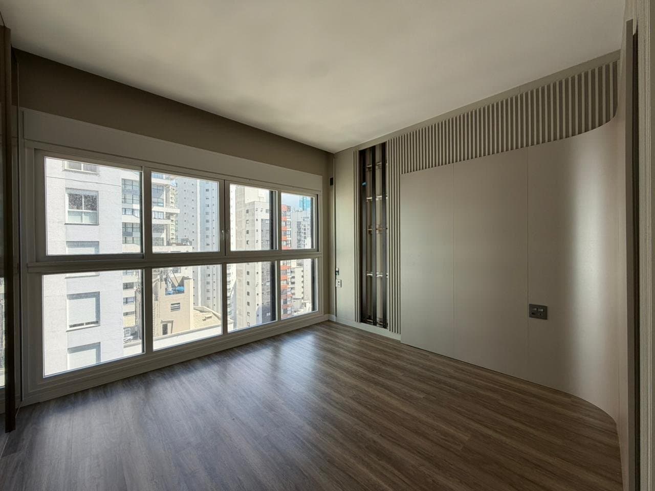 Apartamento de 4 quartos com 4 suítes e 181 m² em Bal. Camboriú