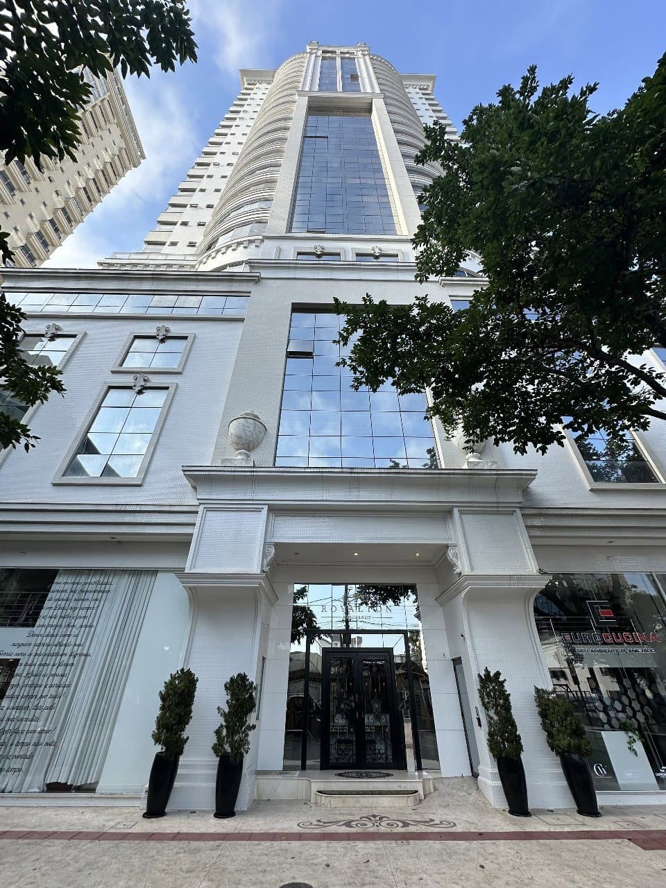 Apartamento de 3 quartos com 3 suítes e 182 m² em Bal. Camboriú