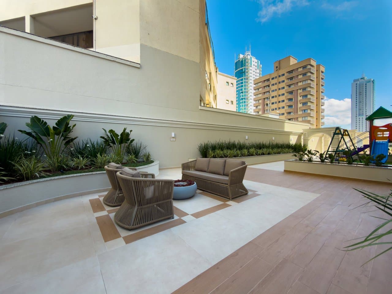 Apartamento de 4 quartos com 4 suítes e 170 m² em Bal. Camboriú