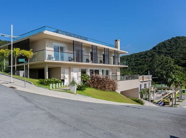 Casa de 5 quartos com 5 suítes e 555 m² em Bal. Camboriú