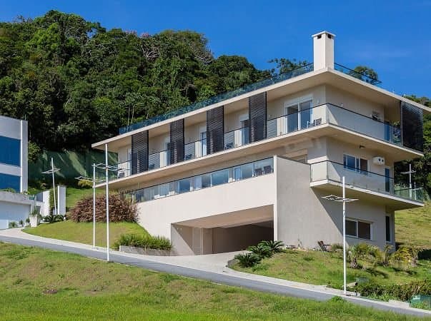 Casa de 5 quartos com 5 suítes e 555 m² em Bal. Camboriú