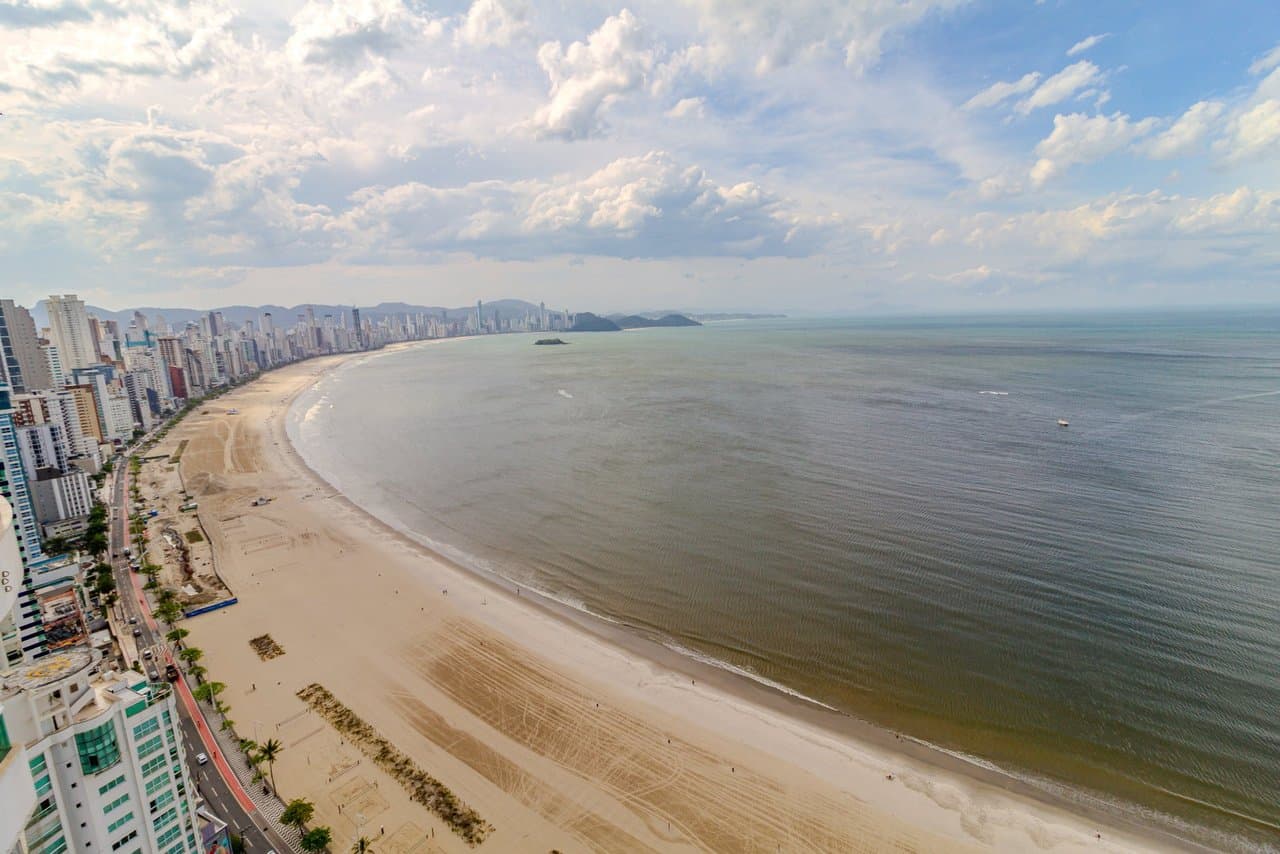 Apartamento de 4 quartos com 4 suítes e 359 m² em Bal. Camboriú