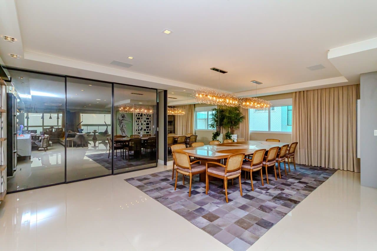 Apartamento de 4 quartos com 4 suítes e 359 m² em Bal. Camboriú