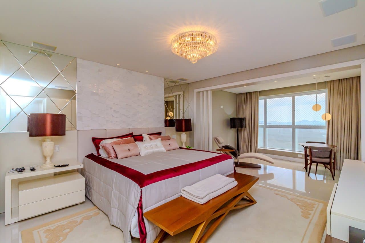 Apartamento de 4 quartos com 4 suítes e 359 m² em Bal. Camboriú