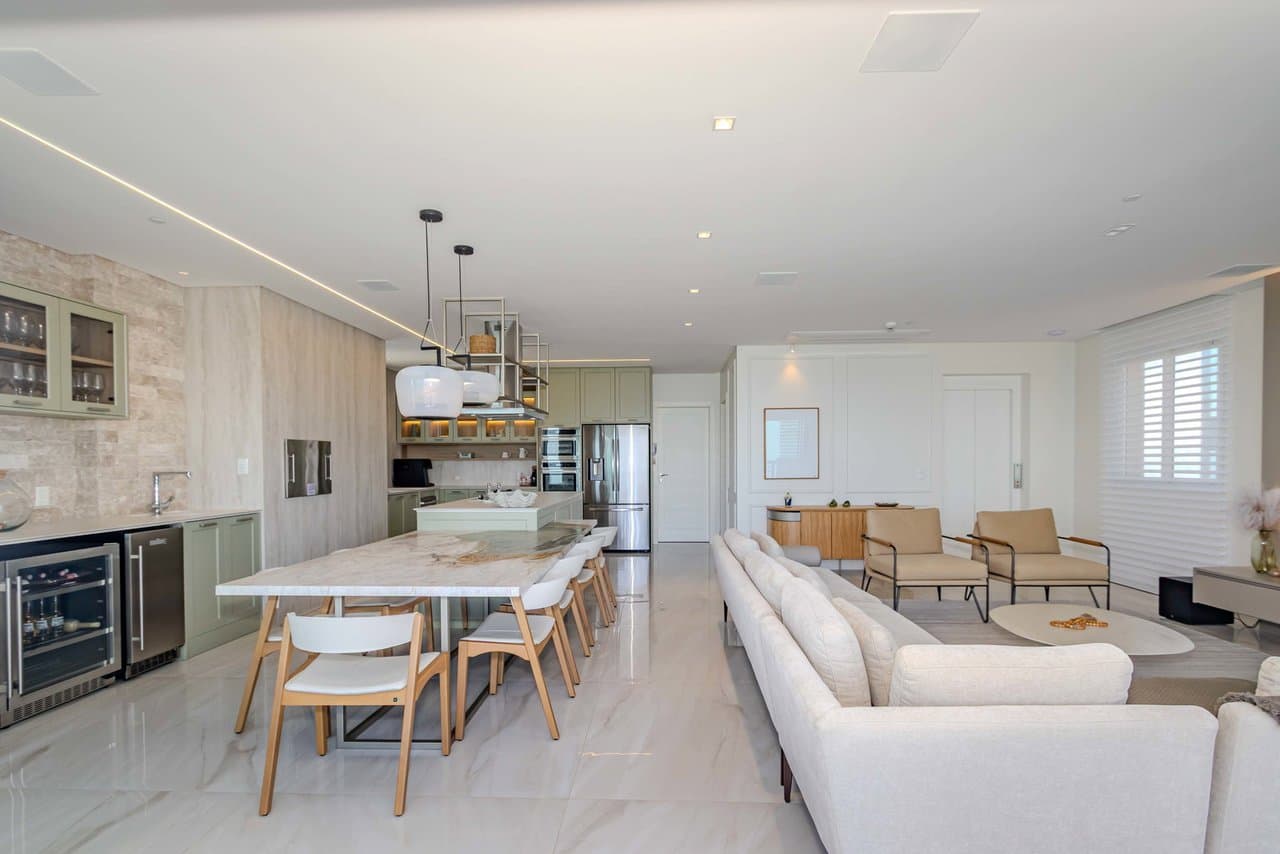 Apartamento de 5 quartos com 5 suítes e 230 m² em Bal. Camboriú