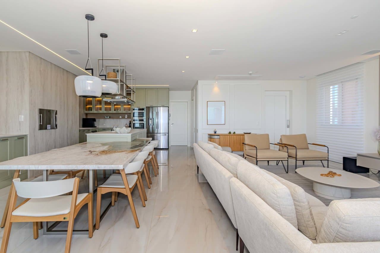 Apartamento de 5 quartos com 5 suítes e 230 m² em Bal. Camboriú