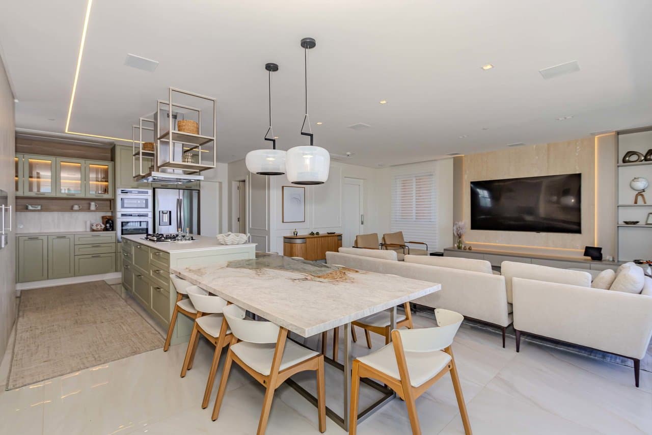 Apartamento de 5 quartos com 5 suítes e 230 m² em Bal. Camboriú