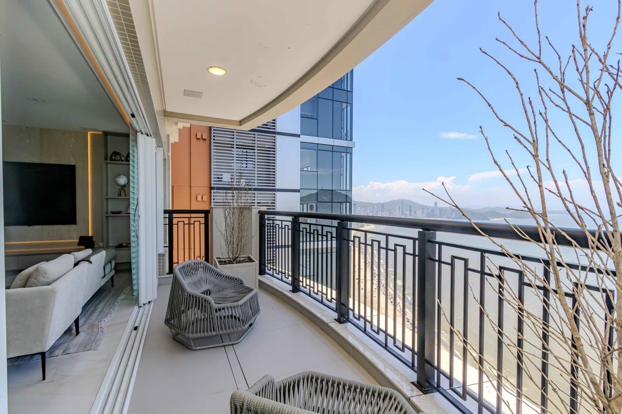 Apartamento de 5 quartos com 5 suítes e 230 m² em Bal. Camboriú