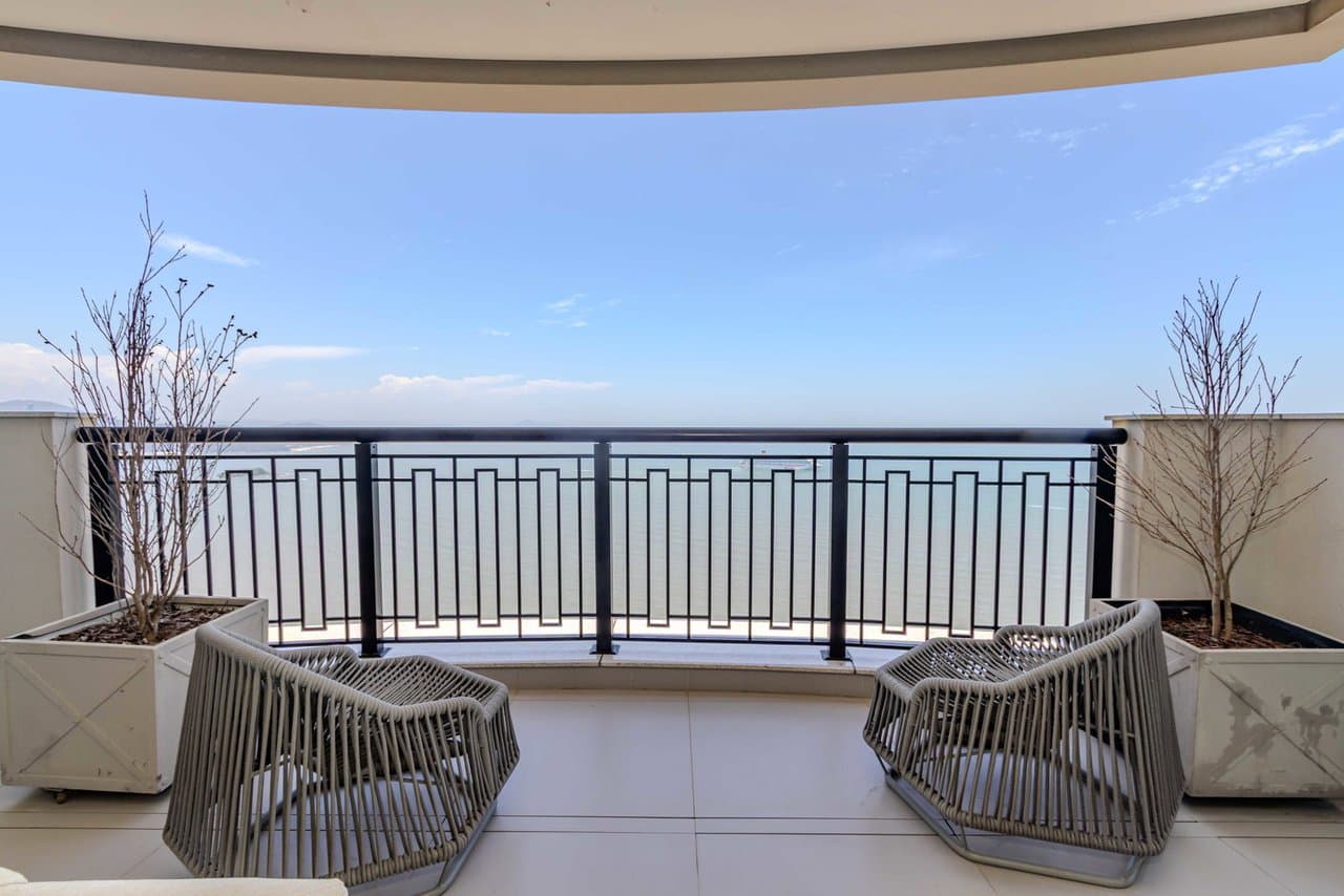 Apartamento de 5 quartos com 5 suítes e 230 m² em Bal. Camboriú