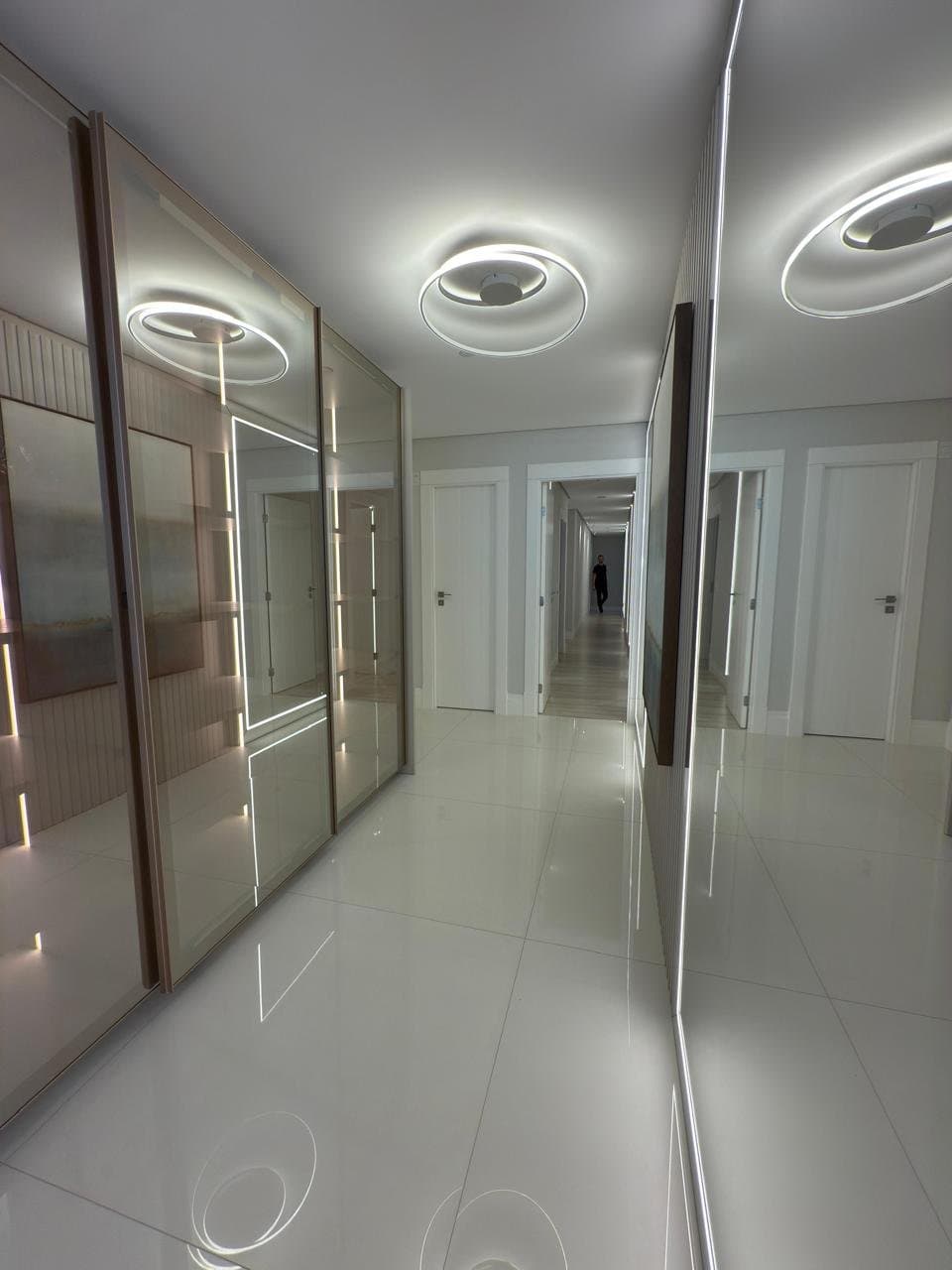 Apartamento de 6 quartos com 5 suítes e 346 m² em Bal. Camboriú