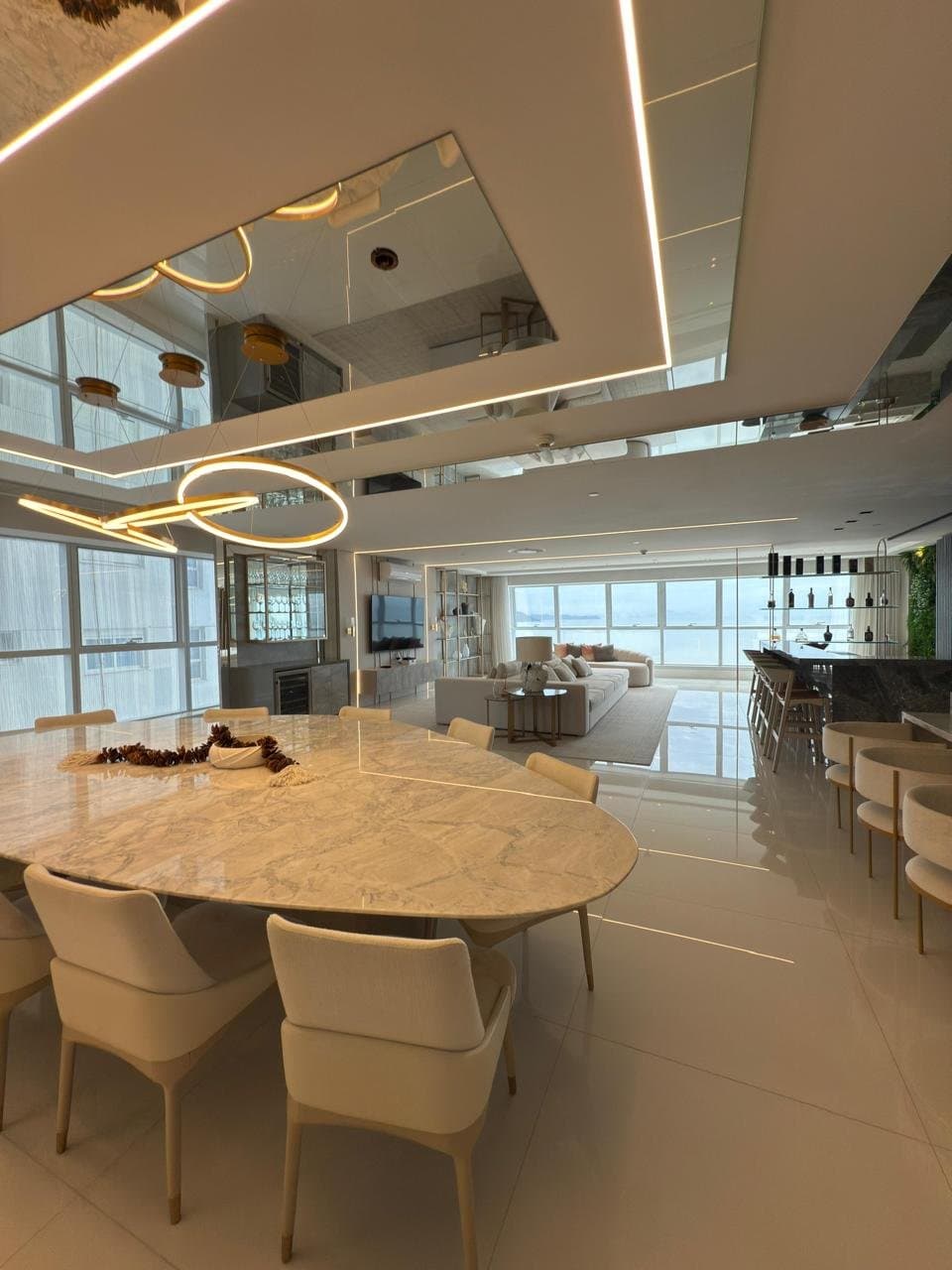 Apartamento de 6 quartos com 5 suítes e 346 m² em Bal. Camboriú