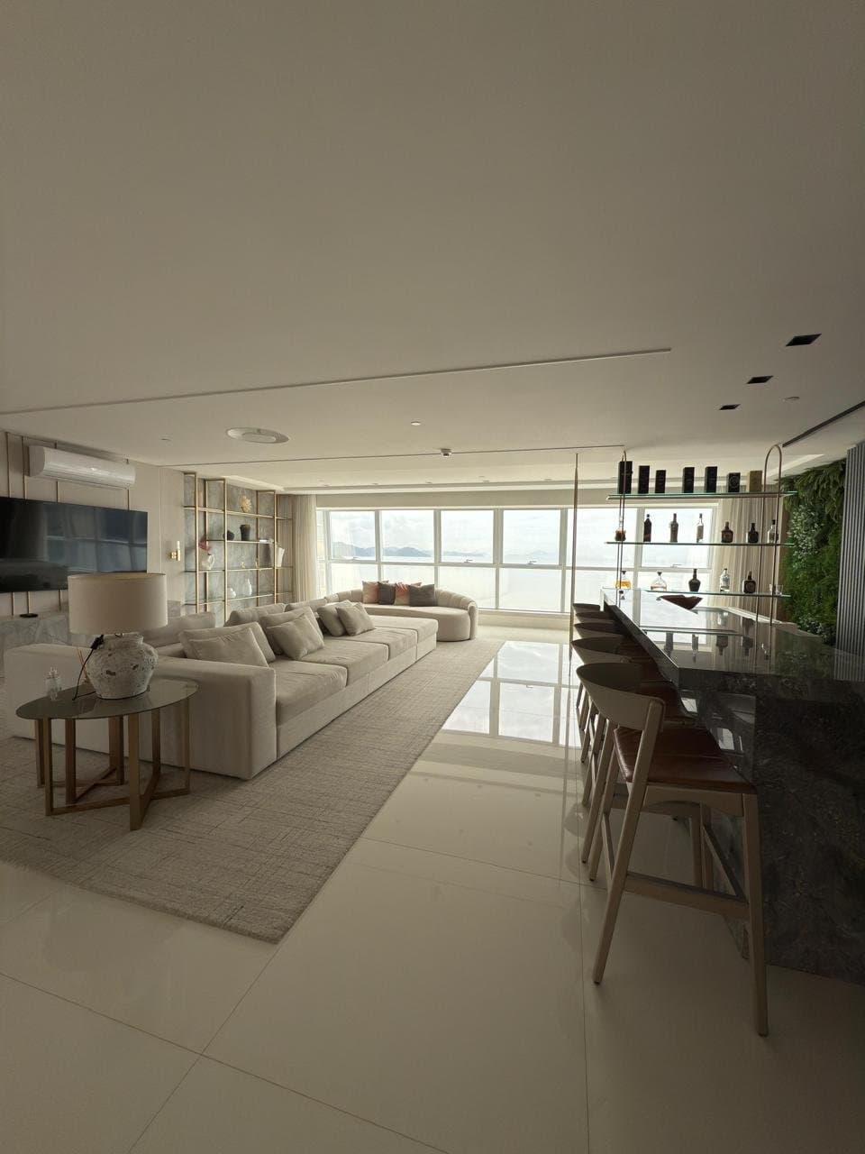 Apartamento de 6 quartos com 5 suítes e 346 m² em Bal. Camboriú