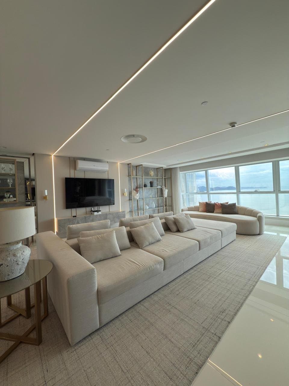 Apartamento de 6 quartos com 5 suítes e 346 m² em Bal. Camboriú