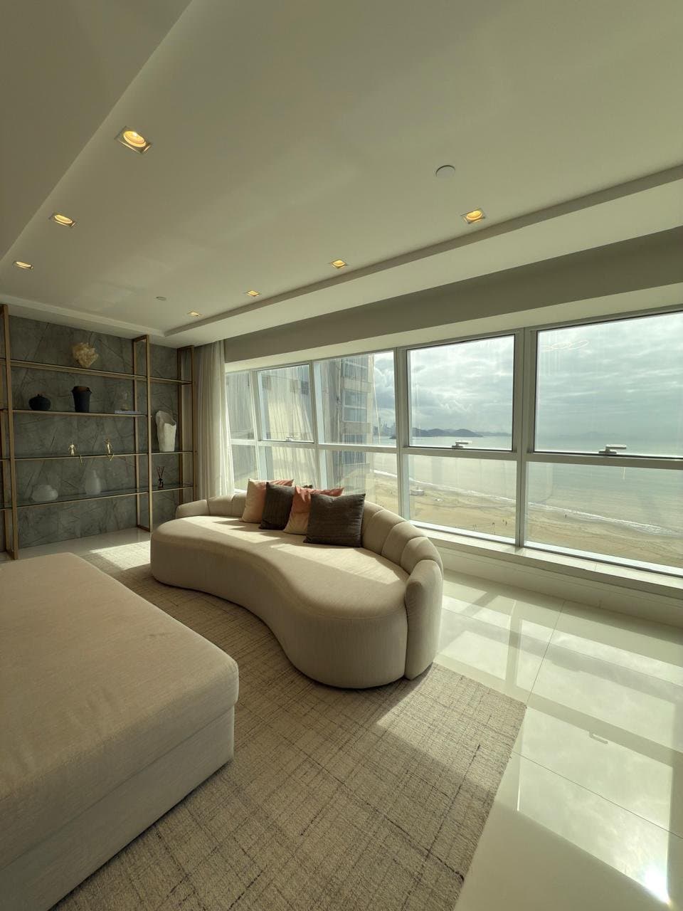 Apartamento de 6 quartos com 5 suítes e 346 m² em Bal. Camboriú