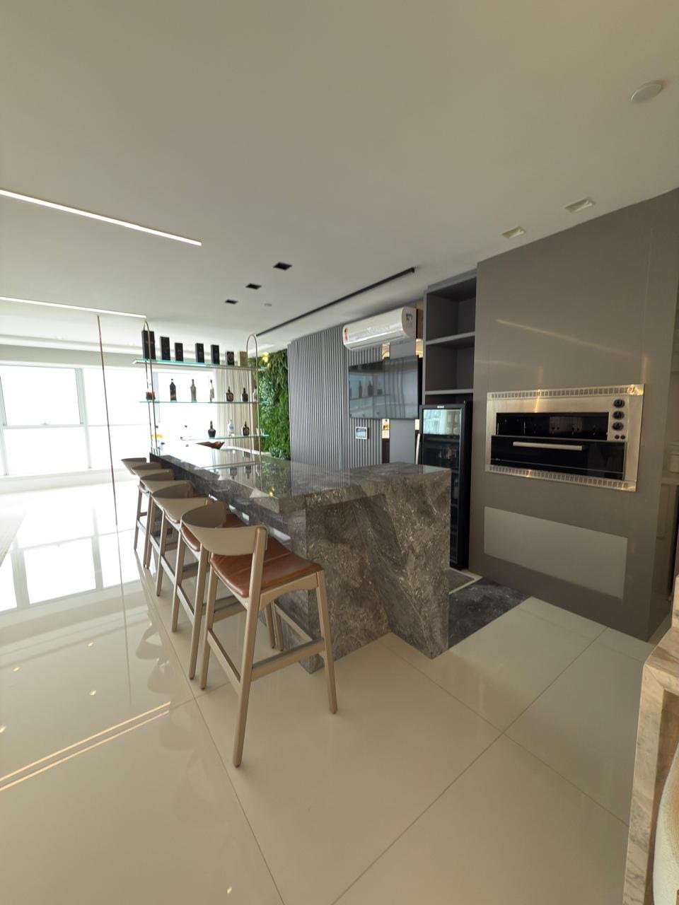 Apartamento de 6 quartos com 5 suítes e 346 m² em Bal. Camboriú
