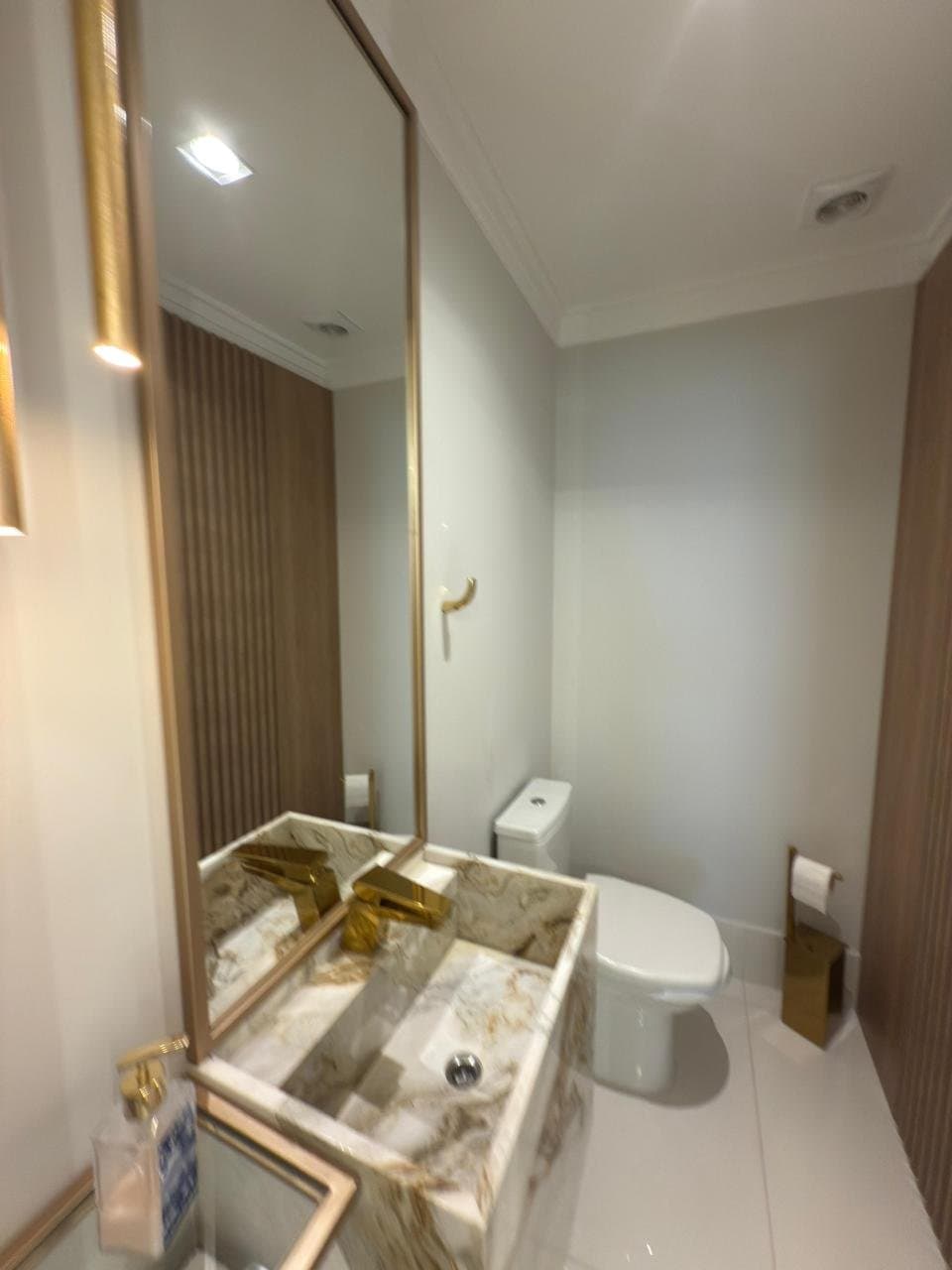 Apartamento de 6 quartos com 5 suítes e 346 m² em Bal. Camboriú