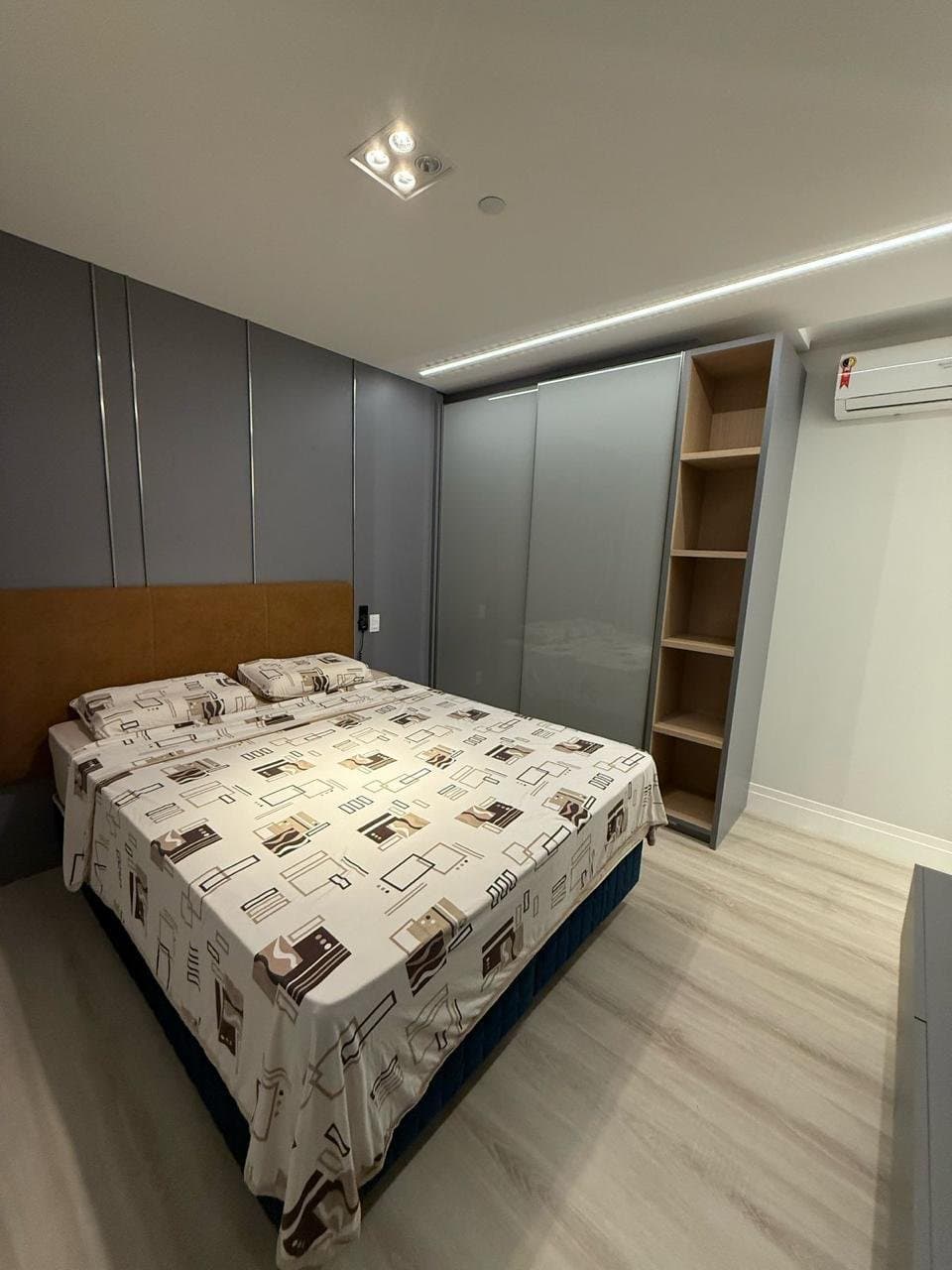 Apartamento de 6 quartos com 5 suítes e 346 m² em Bal. Camboriú