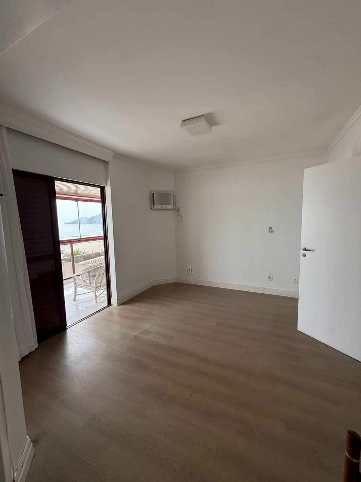 Apartamento de 3 quartos com 3 suítes e 179 m² em Bal. Camboriú
