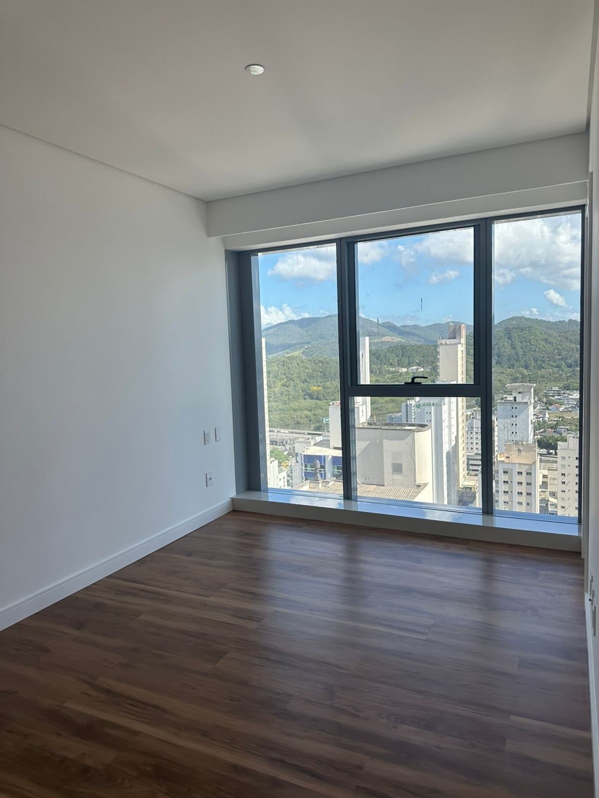 Apartamento de 4 quartos com 4 suítes e 165 m² em Bal. Camboriú