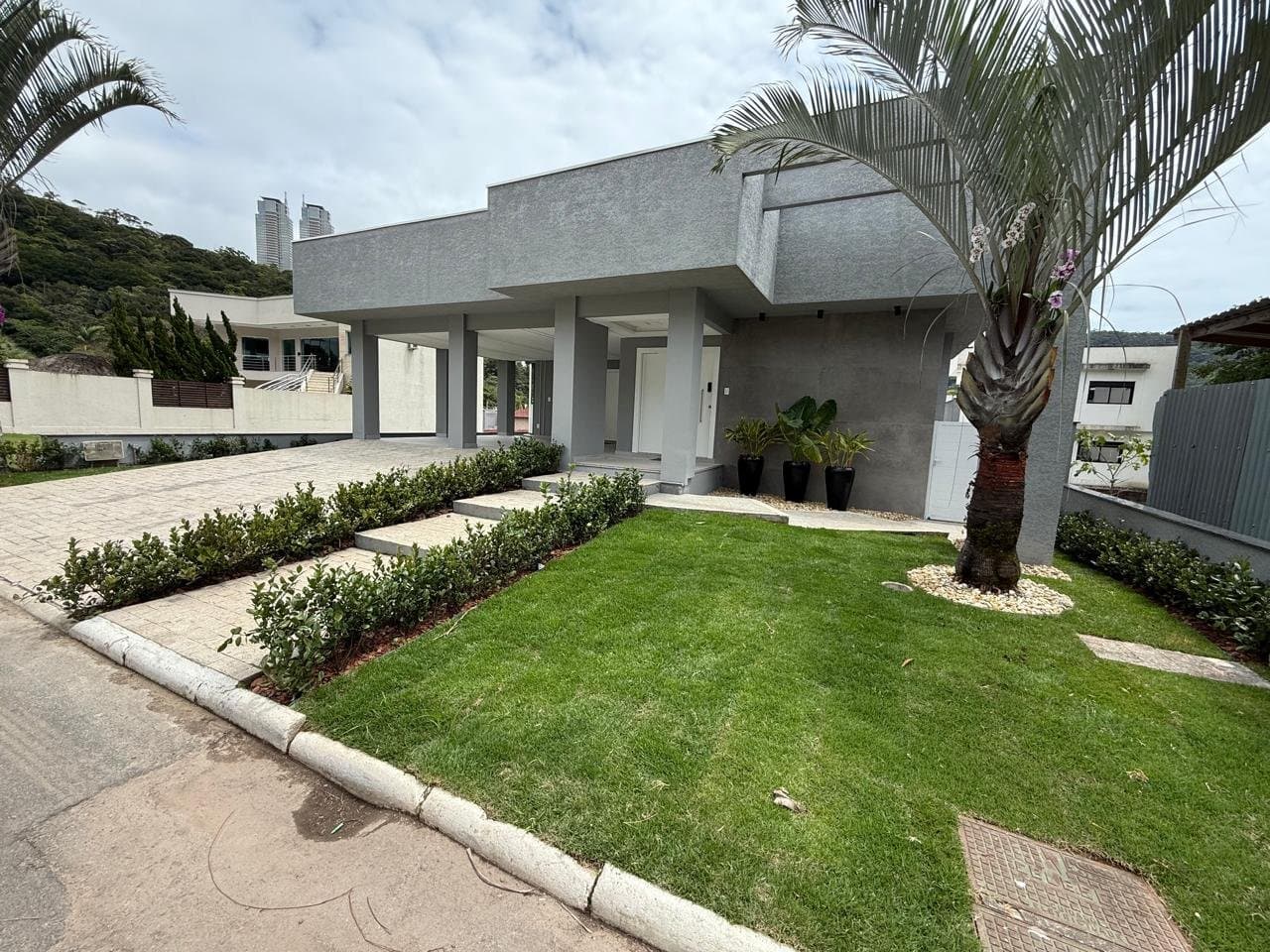 Casa de 4 quartos com 4 suítes e 378 m² em Bal. Camboriú
