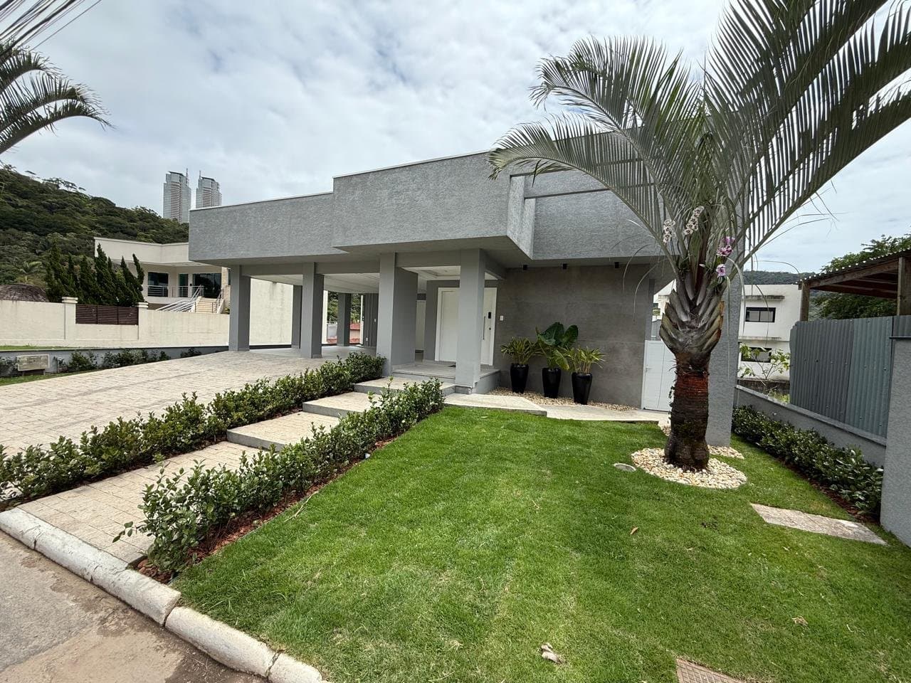 Casa de 4 quartos com 4 suítes e 378 m² em Bal. Camboriú