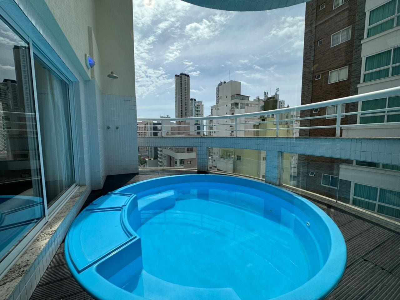Apartamento de 3 quartos com 3 suítes e 186 m² em Bal. Camboriú