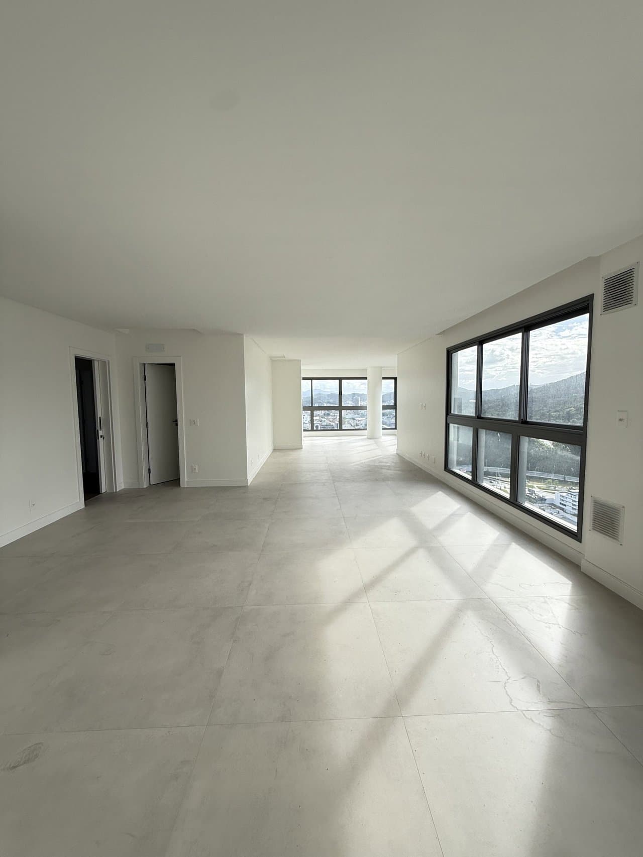 Apartamento de 4 quartos com 2 suítes e 151 m² em Bal. Camboriú