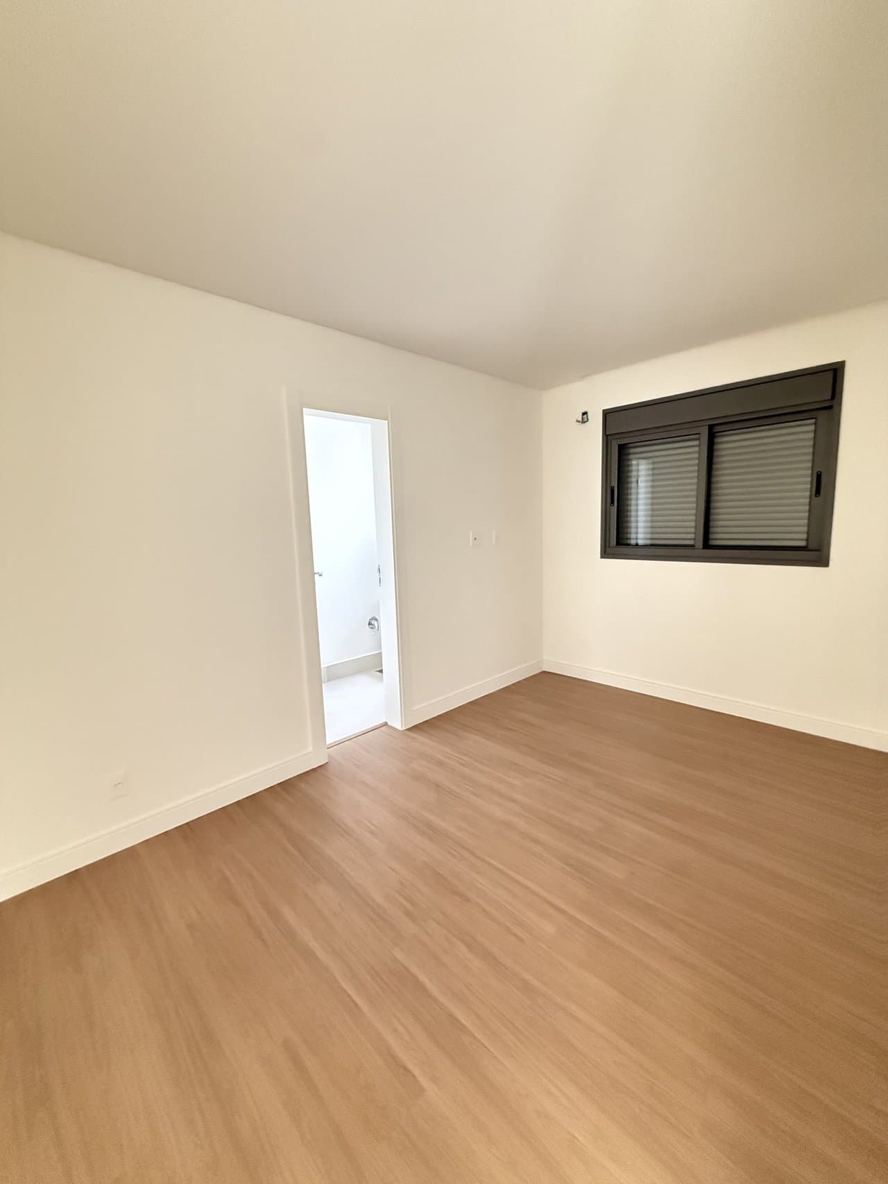 Apartamento de 4 quartos com 2 suítes e 151 m² em Bal. Camboriú