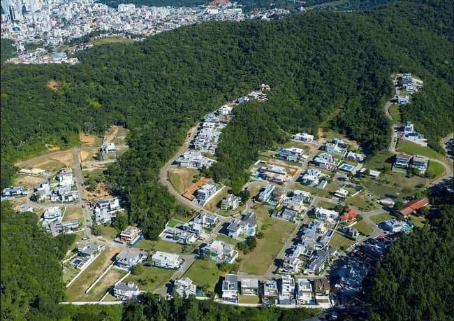 Casa de 4 quartos com 4 suítes e 375 m² em Bal. Camboriú