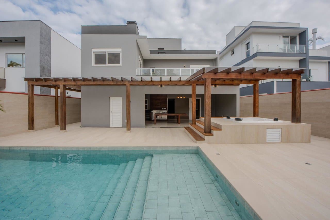 Casa de 4 quartos com 4 suítes e 375 m² em Bal. Camboriú