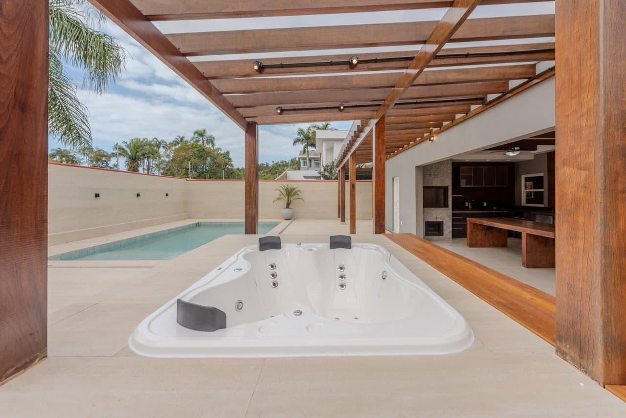 Casa de 4 quartos com 4 suítes e 375 m² em Bal. Camboriú