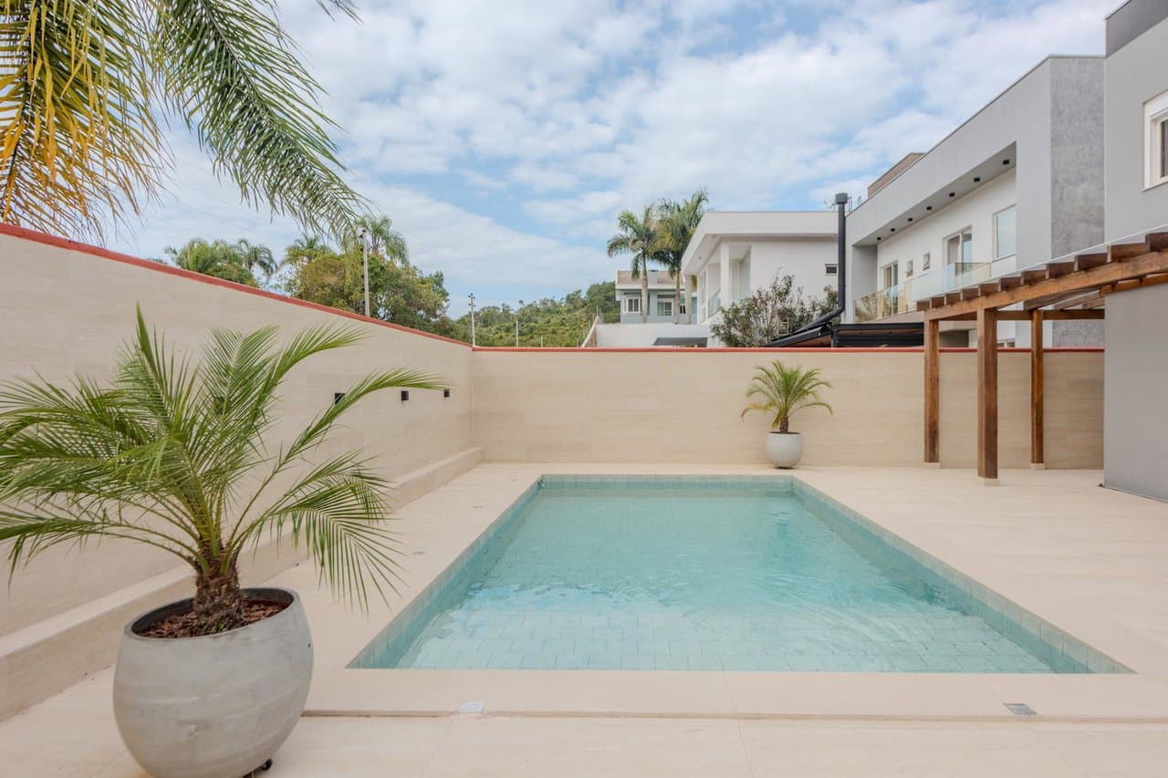 Casa de 4 quartos com 4 suítes e 375 m² em Bal. Camboriú