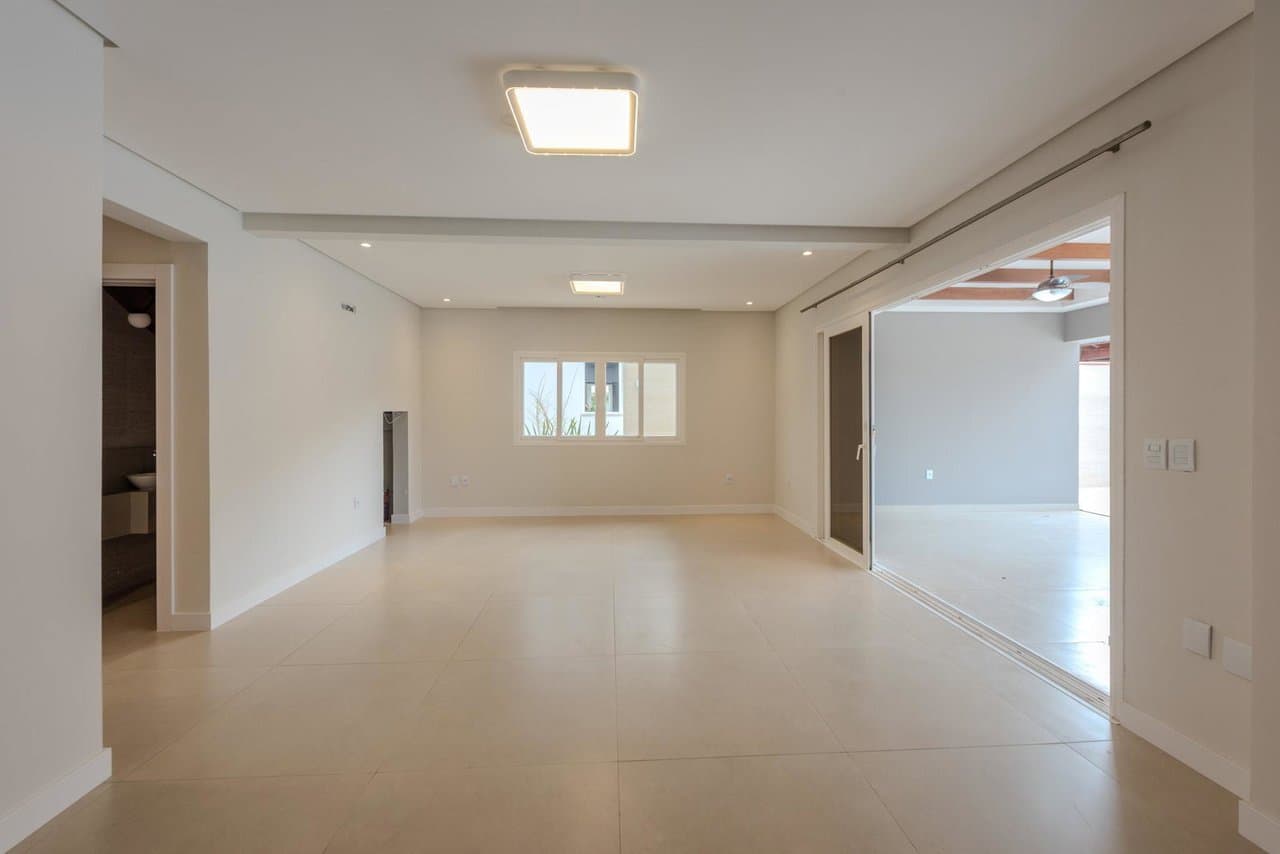 Casa de 4 quartos com 4 suítes e 375 m² em Bal. Camboriú