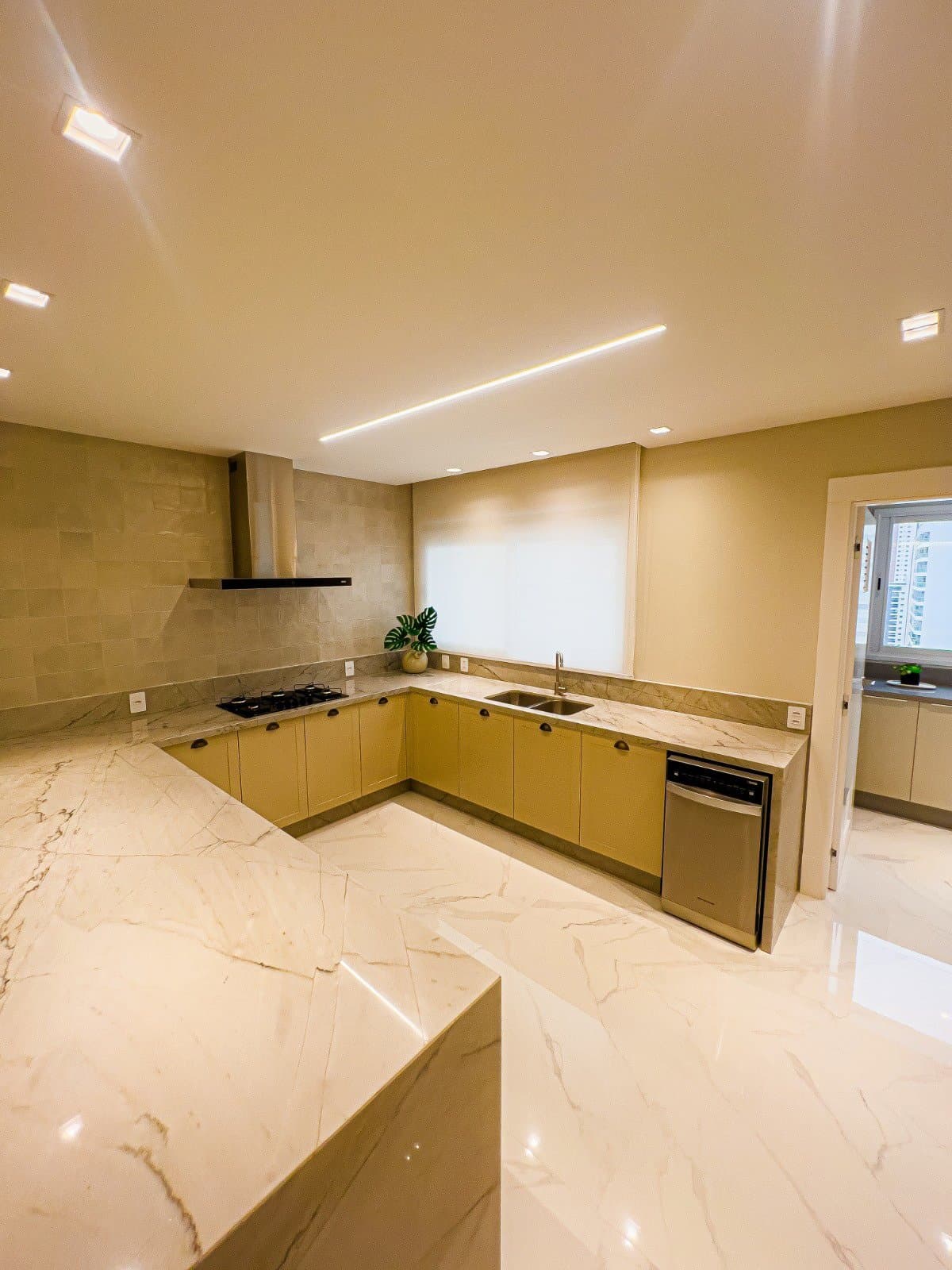 Apartamento de 4 quartos com 4 suítes e 170 m² em Bal. Camboriú