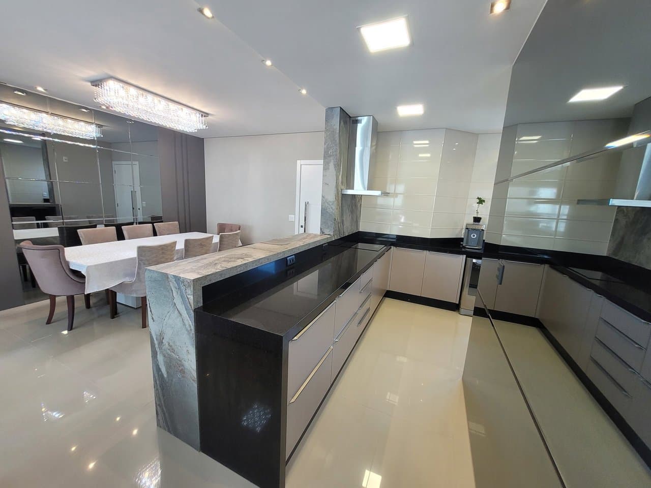 Apartamento de 3 quartos com 3 suítes e 130 m² em Bal. Camboriú