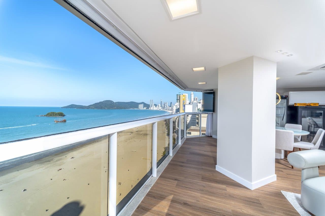 Apartamento de 4 quartos com 4 suítes e 274 m² em Bal. Camboriú