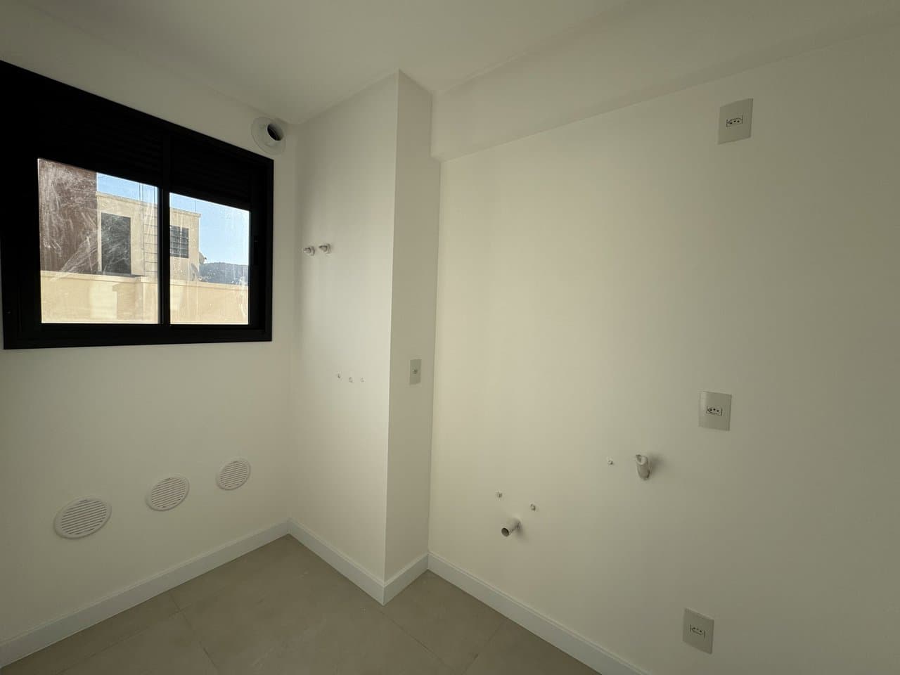 Apartamento de 3 quartos com 3 suítes e 115 m² em Bal. Camboriú
