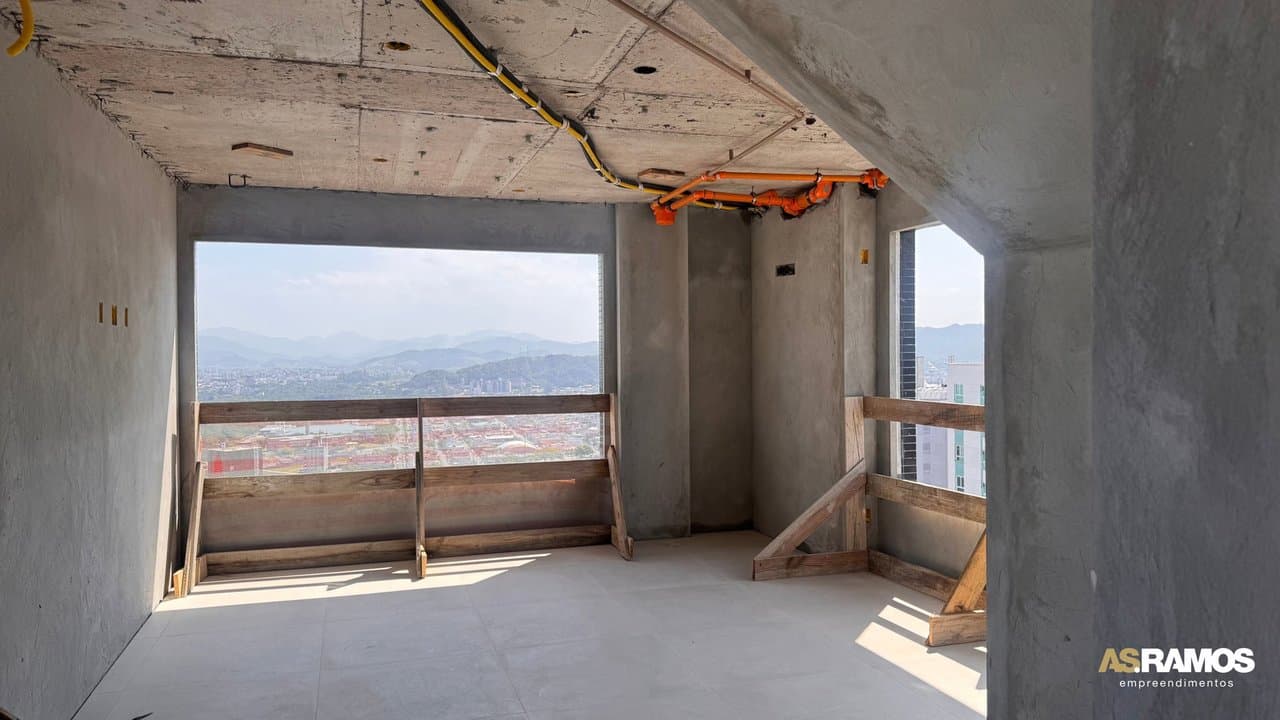 Cobertura de 4 quartos com 3 suítes e 243 m² em Bal. Camboriú