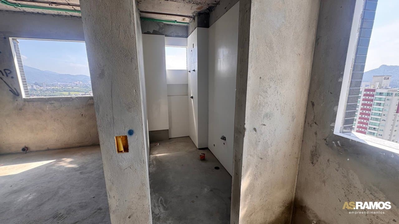 Cobertura de 4 quartos com 3 suítes e 243 m² em Bal. Camboriú