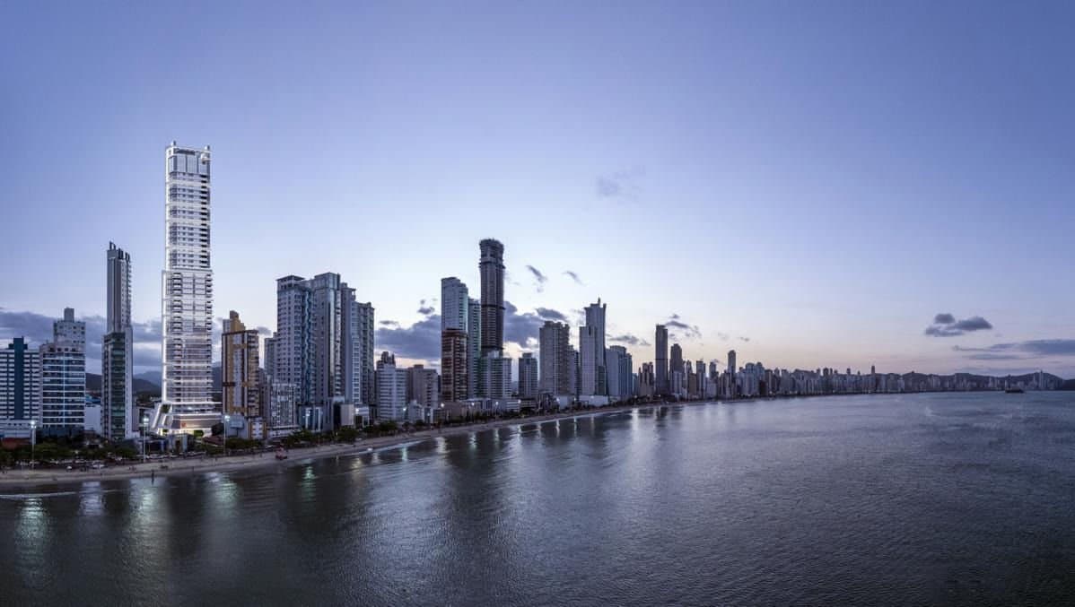 Apartamento de 4 quartos com 4 suítes e 194 m² em Bal. Camboriú