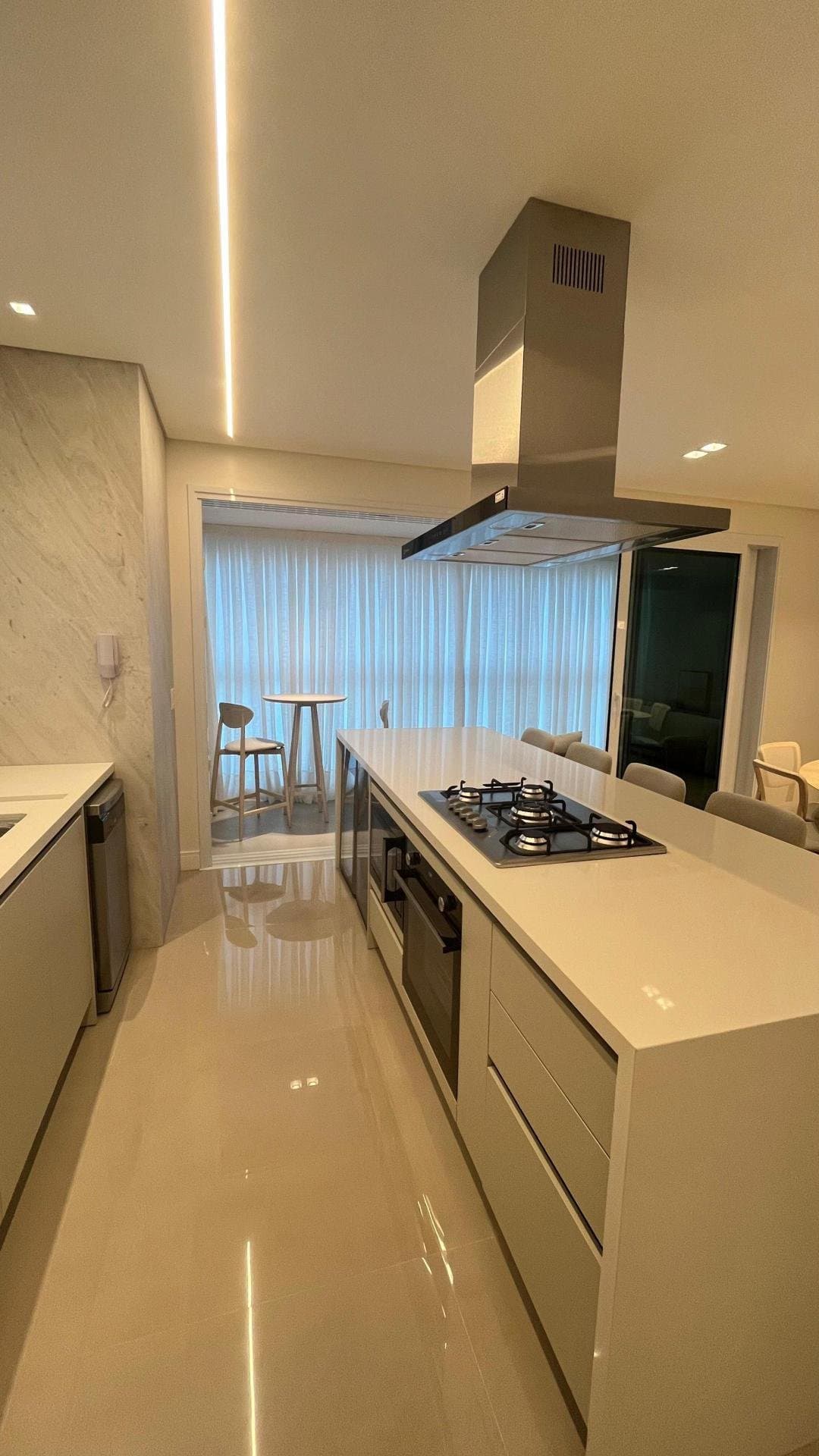 Apartamento de 4 quartos com 4 suítes e 161 m² em Bal. Camboriú
